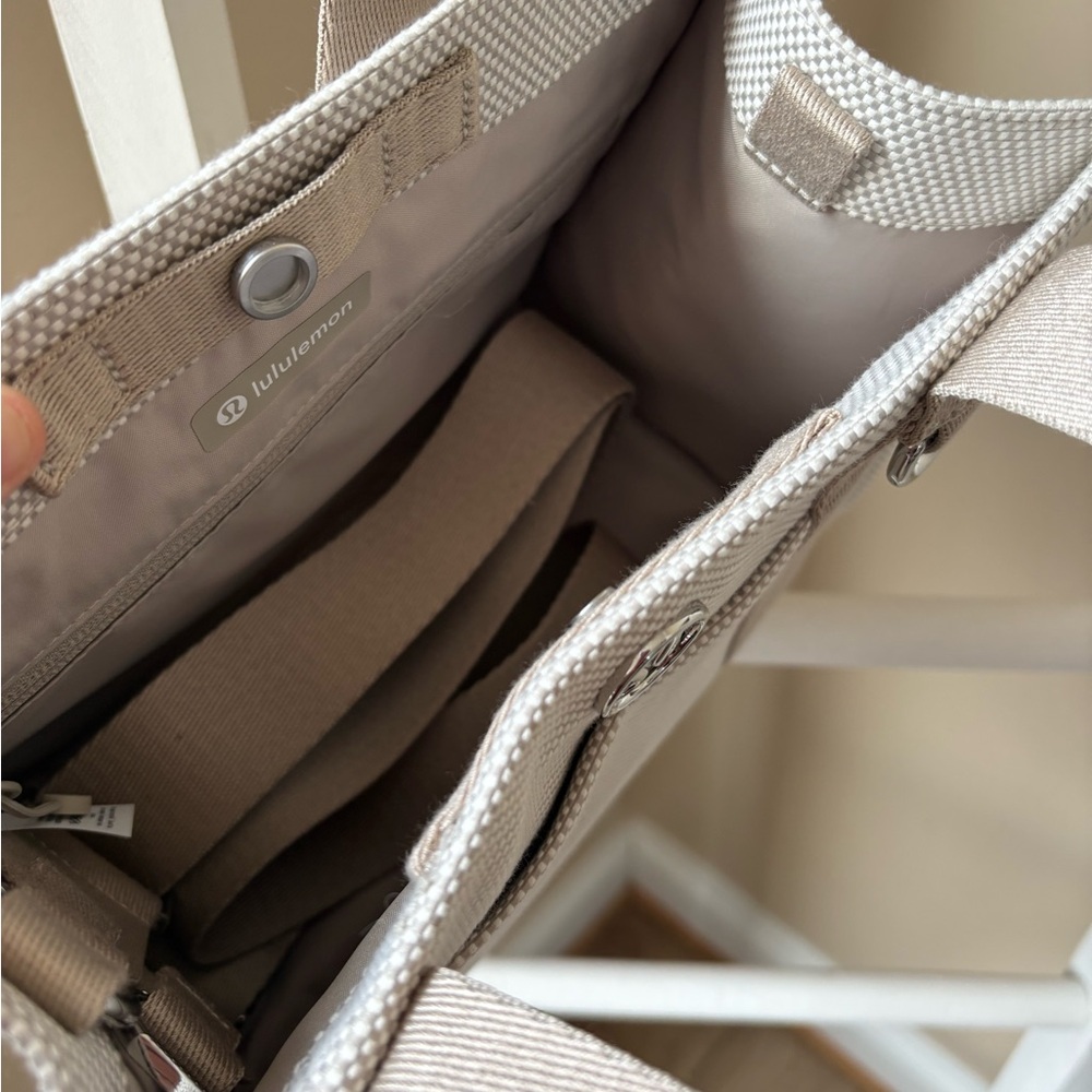 lululemon Tote - Picture 4 of 6